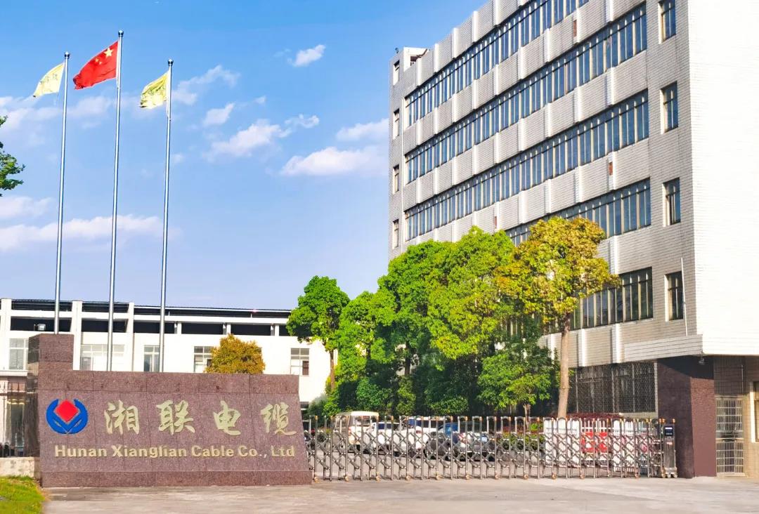 今日小雪，用一組湘聯(lián)小伙伴拍攝的美照來迎接廠區(qū)的冬天！